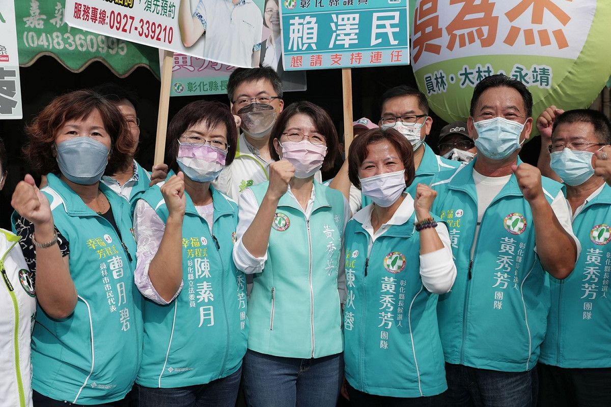 黃秀芳「母雞帶小雞」，由綠營民代陪同到市場拜票。 黃秀芳競選總部/提供