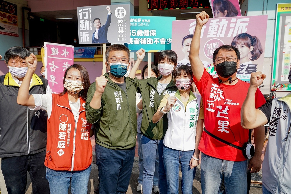 蔡其昌首度與泛綠議員參選人合體到市場拜票。 蔡其昌競選總部/提供