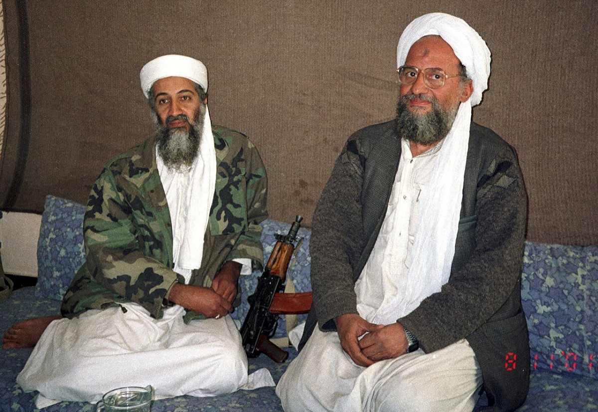 蓋達組織（Al-Qaeda）首領札瓦希里（Ayman al-Zawahiri）近日遭美方證實已遭無人機擊斃。圖右為札瓦希里，圖左為賓拉登。 圖：擷取自維基百科