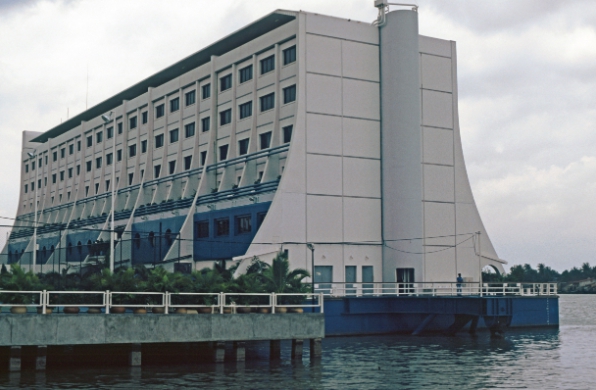 曾被譽為南北韓和平象徵的水上旅館，及南北韓與失散家人團圓的金剛山。 圖 : 翻攝自維基百科