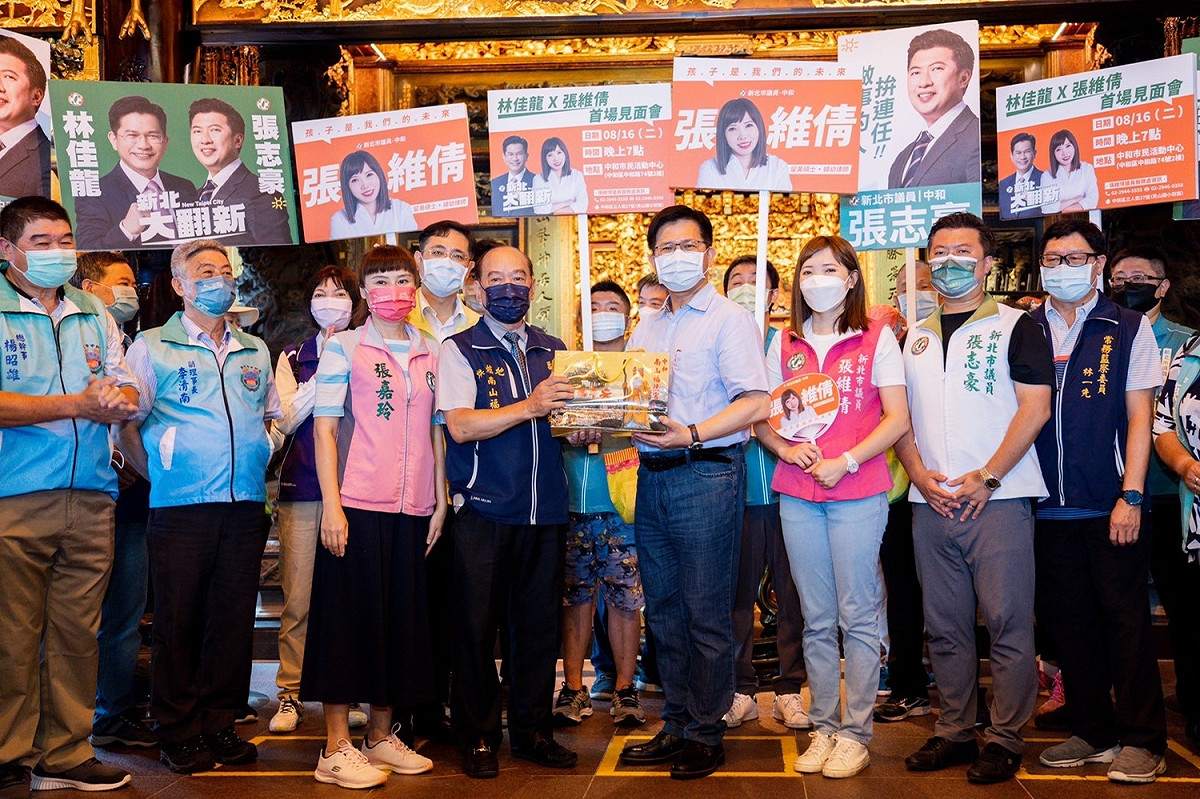民進黨新北市長參選人林佳龍，今（9）日一早就來到中和烘爐地南山福德宮，進行第 2 場 12 戰區地方行程。 圖：林佳龍競選辦公室提供