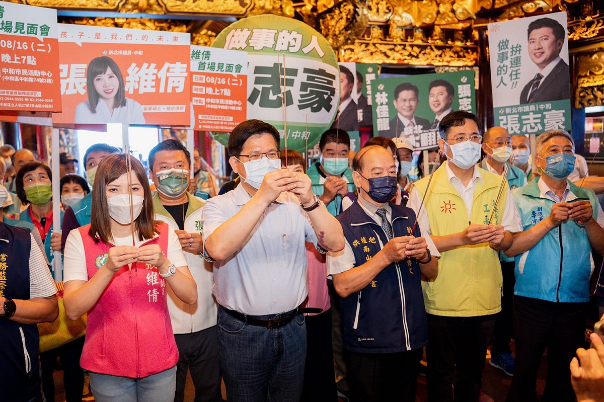 林佳龍首先表示，他的戶口在中和（10 年），今天就好像回娘家一樣。他除了感謝福德宮對回饋社會所作的貢獻，也打趣地說，這裡也能觀賞到大台北的夜景，尤其到了晚上，更是情侶欣賞夜景的地方，對觀光旅遊很有幫助。 圖：林佳龍競選辦公室提供