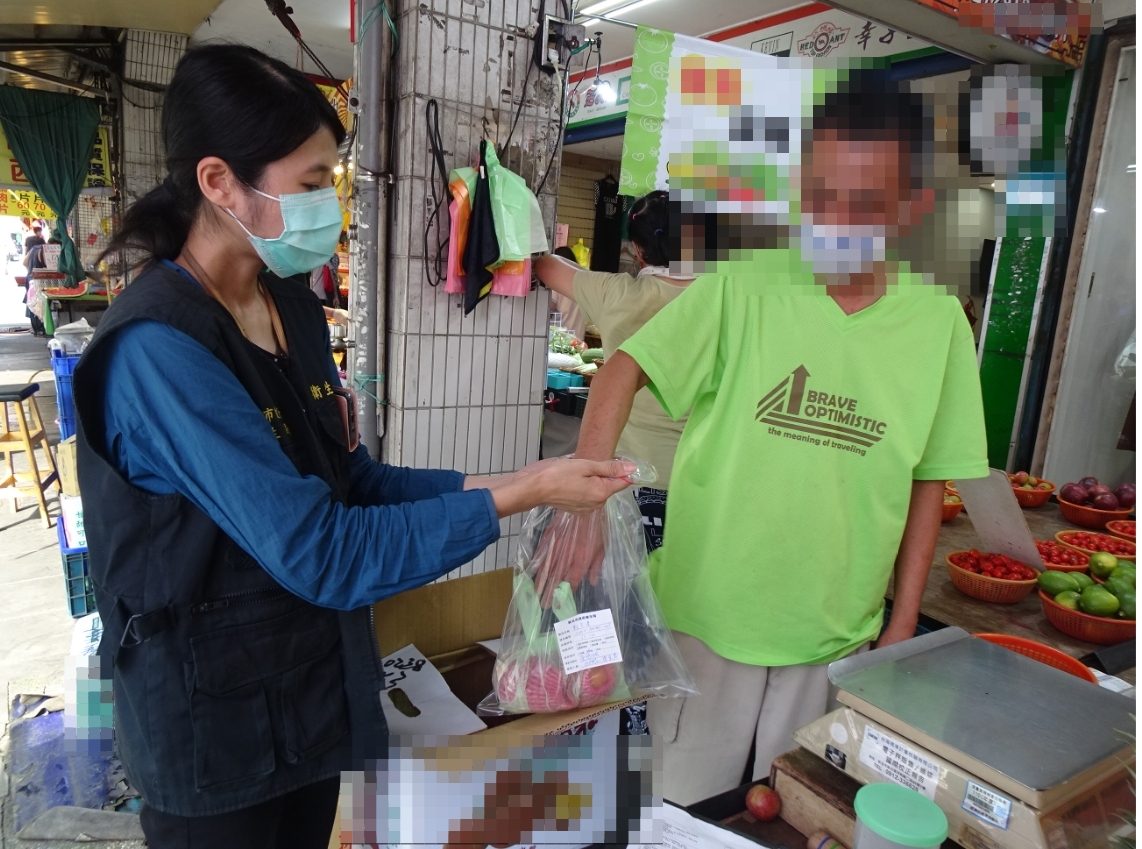 食品業者應善盡自主管理責任，選擇信譽優良的供應商，並索取進貨憑證或檢驗合格證明。 圖：新北市衛生局提供
