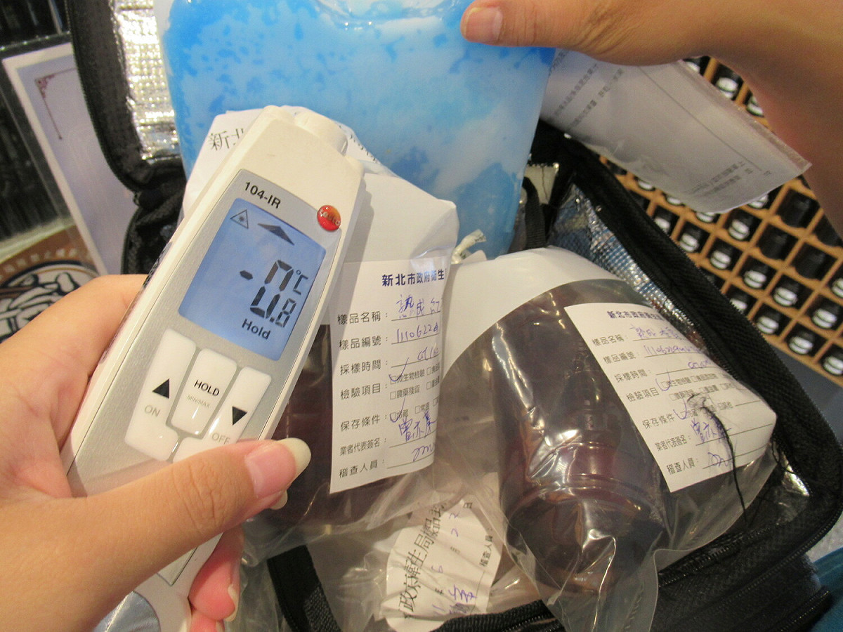 因應夏季熱暑，針對飲冰品檢驗腸桿菌科、沙門氏桿菌等指標性病原菌，共抽驗52件產品，結果計有2件飲品不合格。 圖：新北市衛生局提供