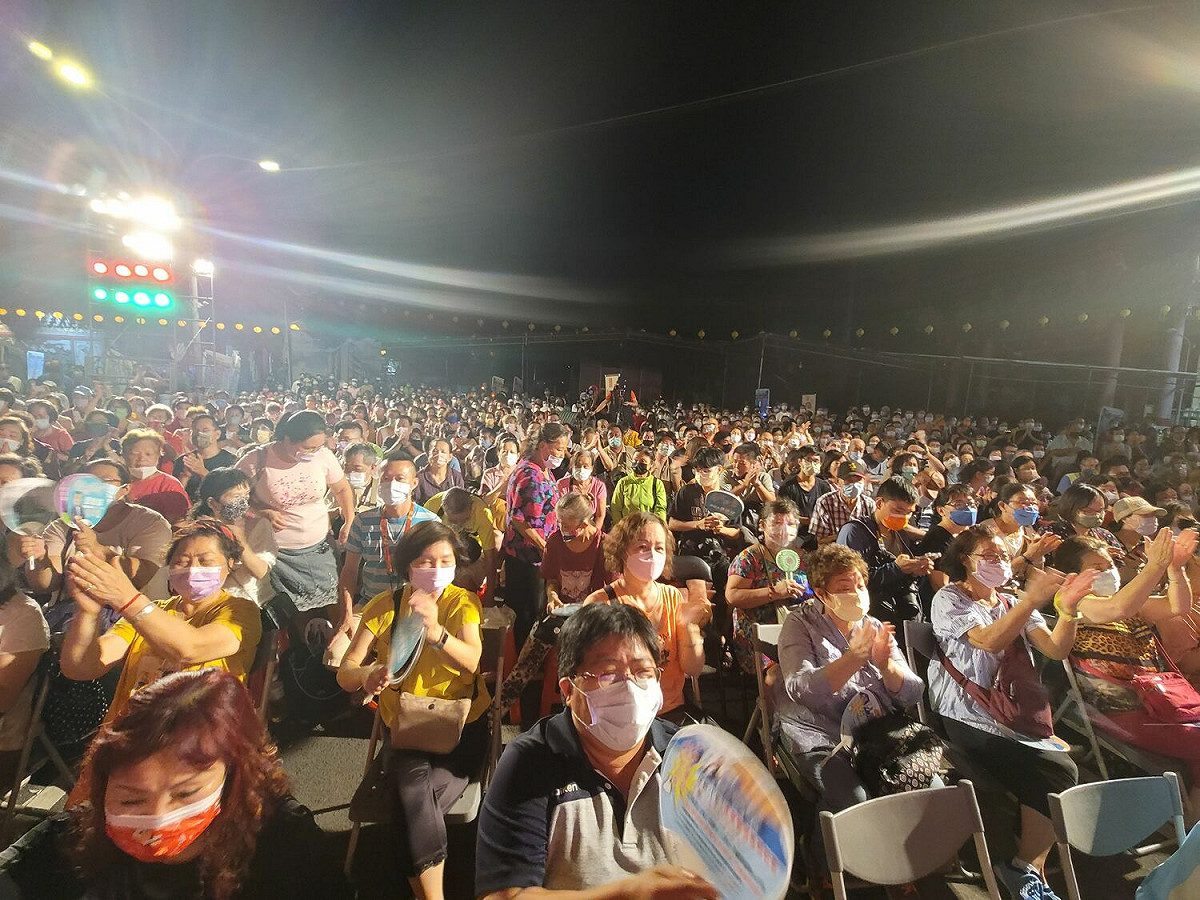 每年吸引上千信眾贊普的土城區義塚大墓公中元祭典活動8月8日起正式展開，為期四天的祭典，除法會科儀，每晚並有歌仔戲表演。 圖：新北市民政局提供