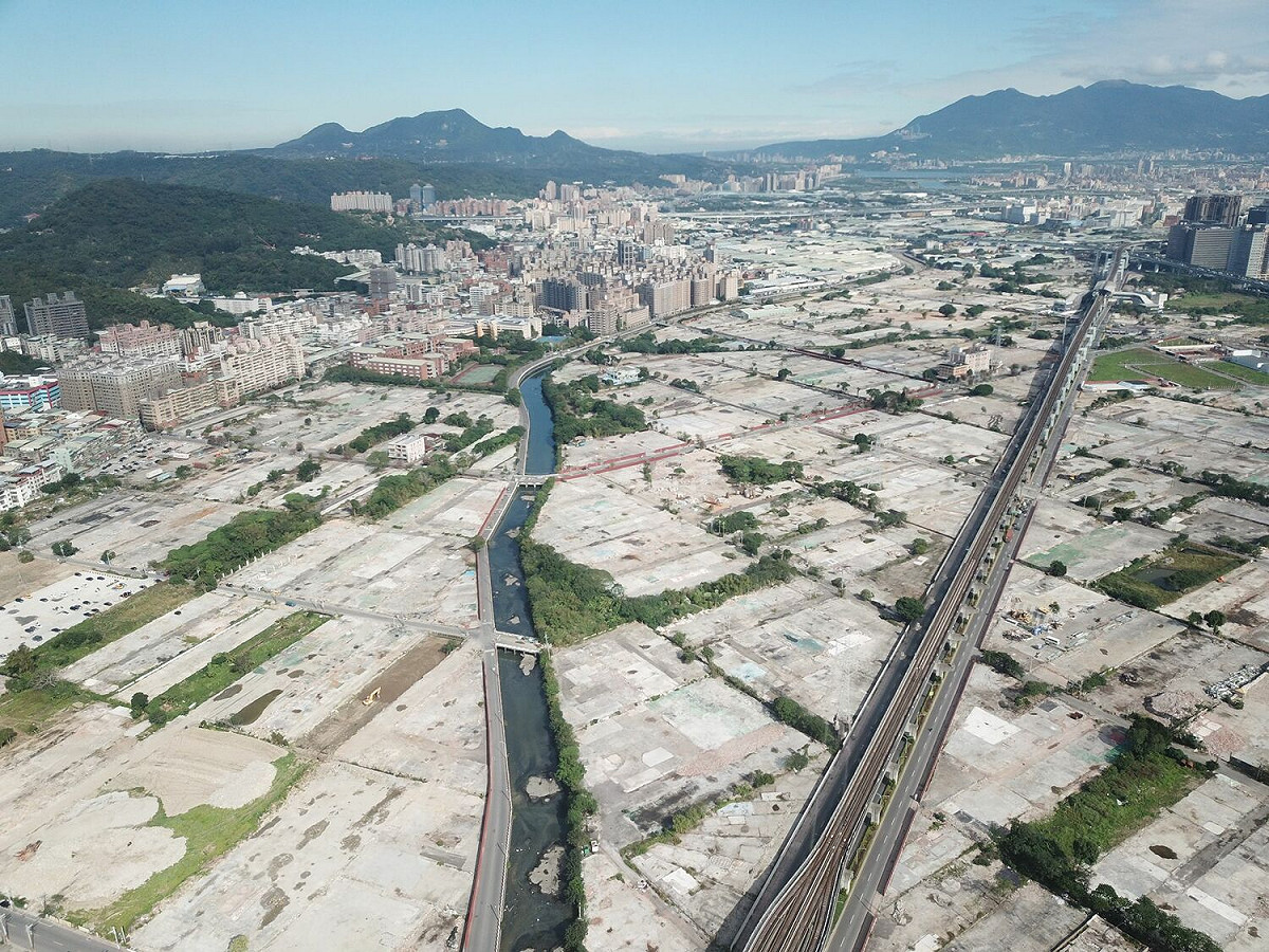 新泰塭仔圳空拍現況，未來將供給2100戶社會住宅。 圖：新北市城鄉局提供