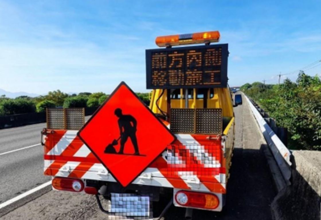 外路肩預告標誌車。 圖：高公局／提供