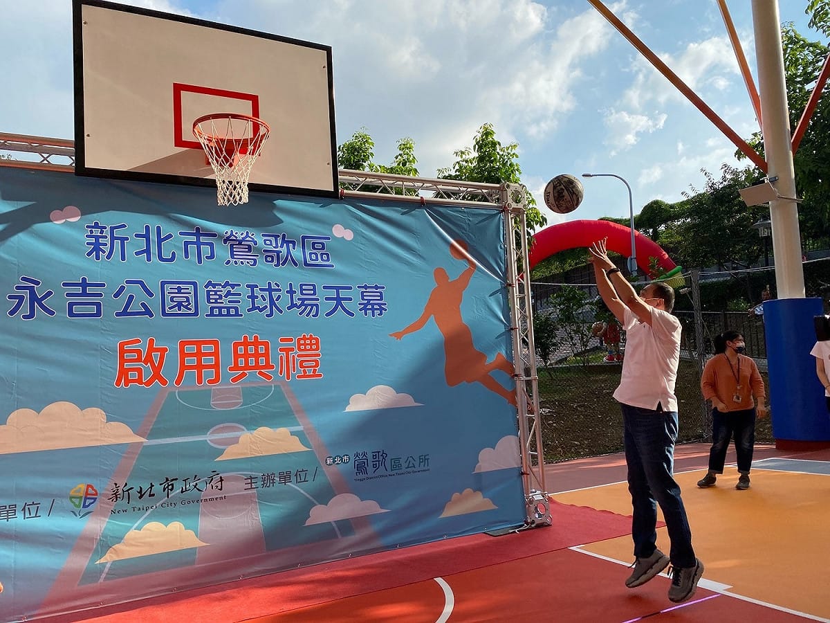 侯友宜秀球，邀請球友來永吉公園打球。 圖：新北市體育處/提供