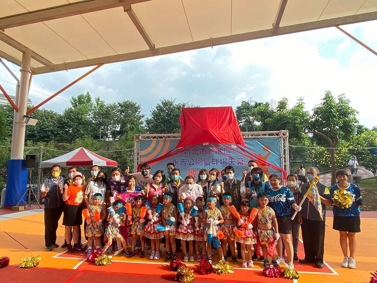 侯友宜與鶯歌幼兒園啦啦隊合影。 圖：新北市體育處/提供
