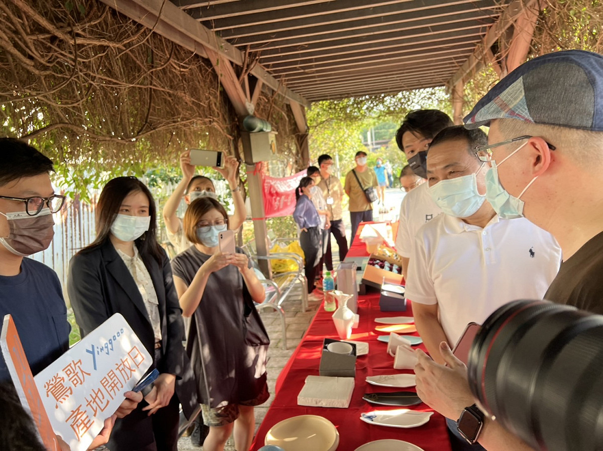新北市長侯友宜今(9)日下午率市府團隊至鶯歌區行動治理，結束後前往鶯歌永吉公園與在地青年陶藝品牌業者對談。 圖：新北市經發局/提供