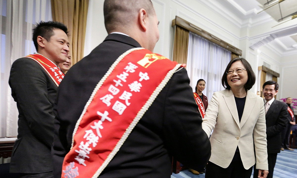 總統蔡英文11日在府內接見10大傑出青年當選人。 圖：總統府提供