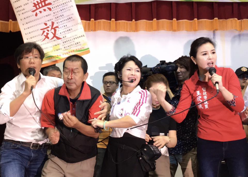 針對是否開放日本核災食品輸台，政院3日內舉辦了10場公聽會，不過幾乎場場都上演抗議風波。（圖）為13日於台北舉辦公聽會時，爆發流血衝突。 圖：翻攝自台北市議員王欣儀臉書