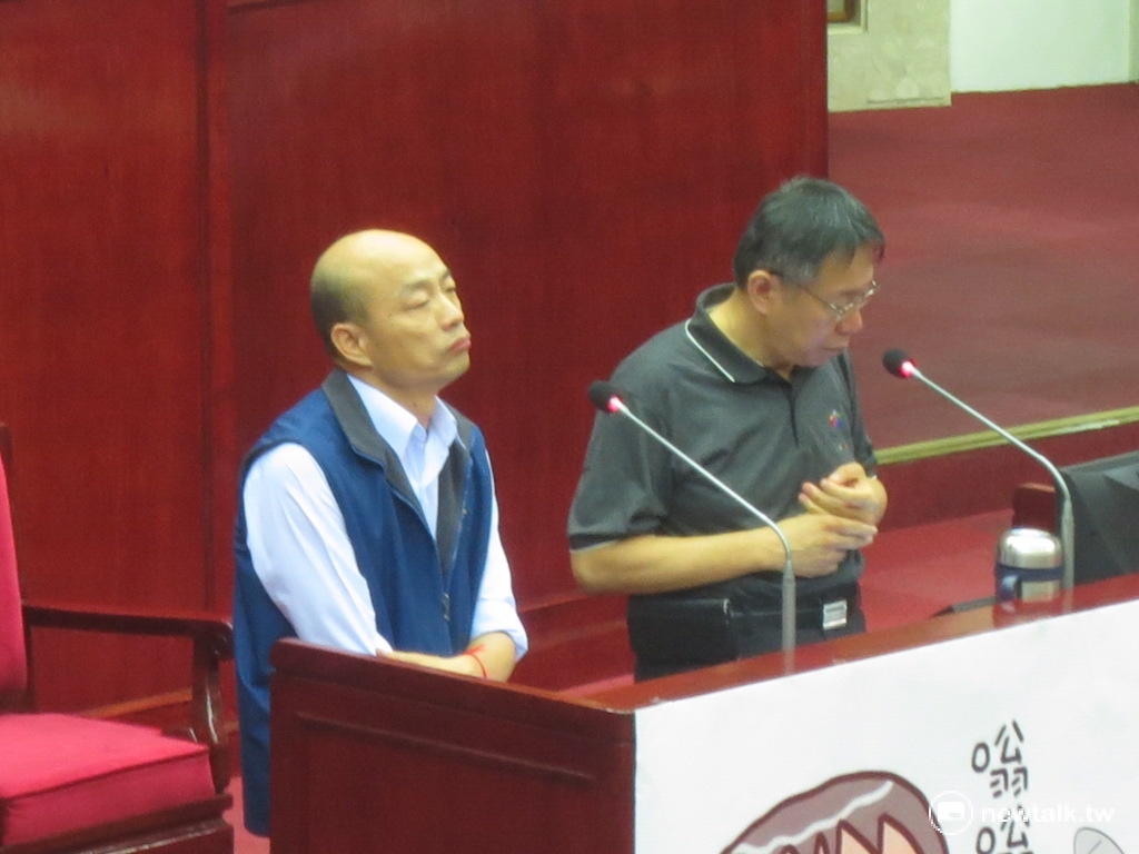 台北市議會15日下午進行市政總質詢。市長柯文哲（右）與北農總經理韓國瑜（左）備詢。 圖：呂佳峻/攝