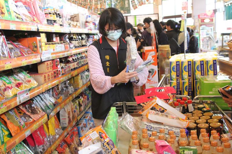 中央計畫有條件准許日本核災區食品輸台，引起地方的關注。圖為去年日本核災區食品矇混進口，地方稽查員前往賣場稽查商品。 圖：中央社資料照片。