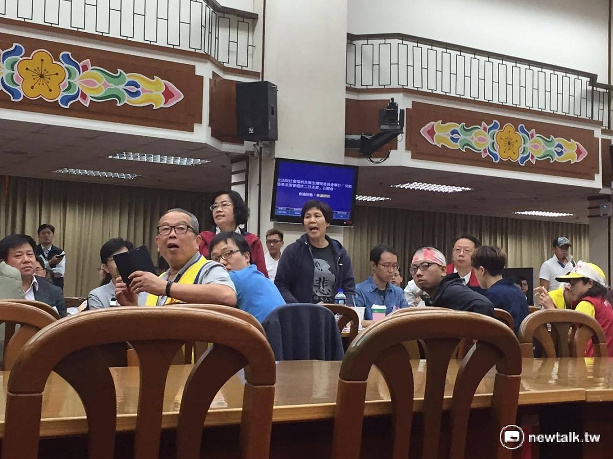 《勞基法》修正案16日舉辦公聽會，會議一開始勞團代表抗議，「為何場內尚有空位，卻不能開放更多勞團入內聆聽？」 圖：鄭佑漢/攝
