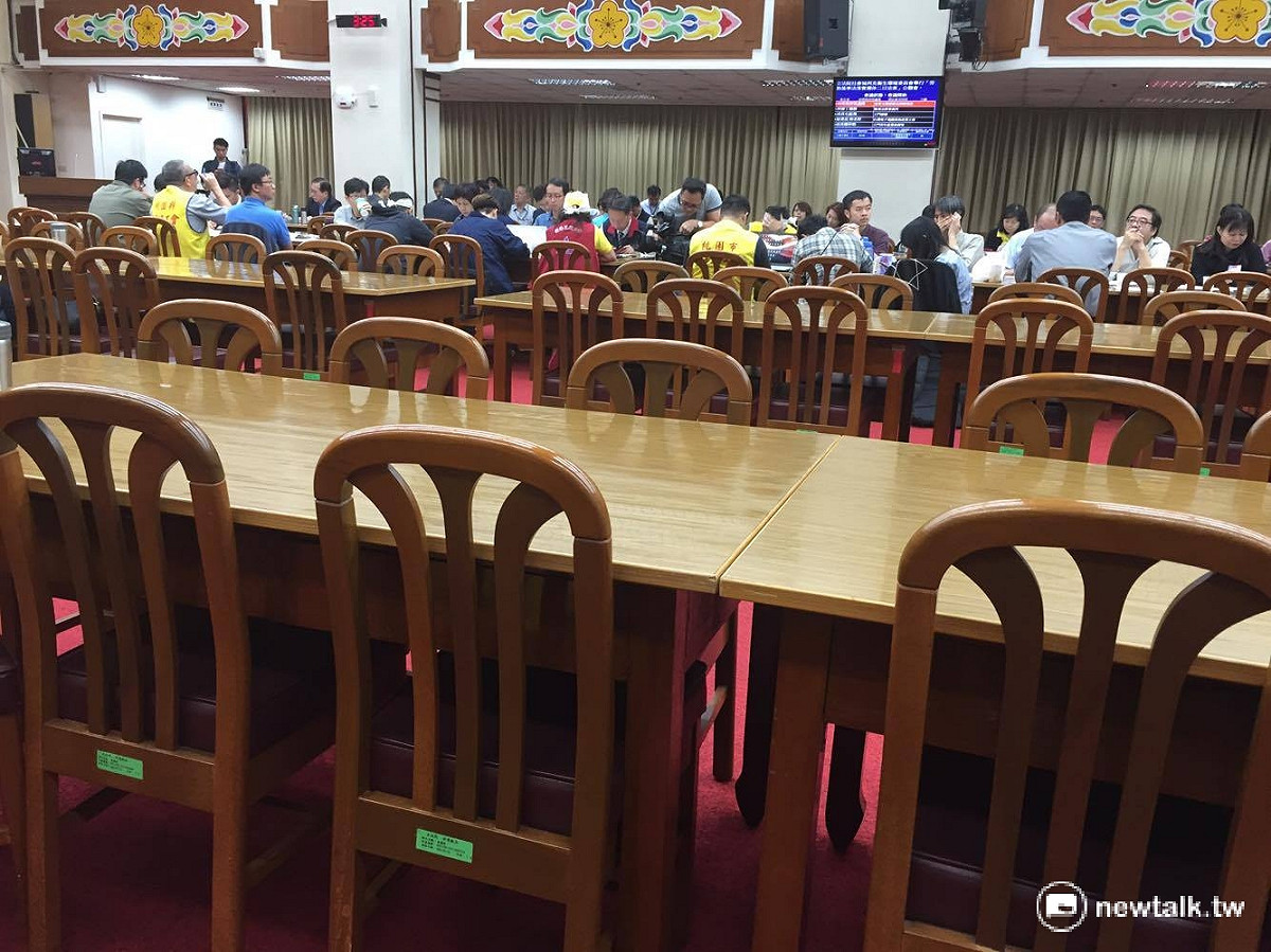 《勞基法》修正案16日舉辦公聽會，不過會議中仍有許多空位，許多勞團代表只能在場外看直播系統。 圖：鄭佑漢/攝