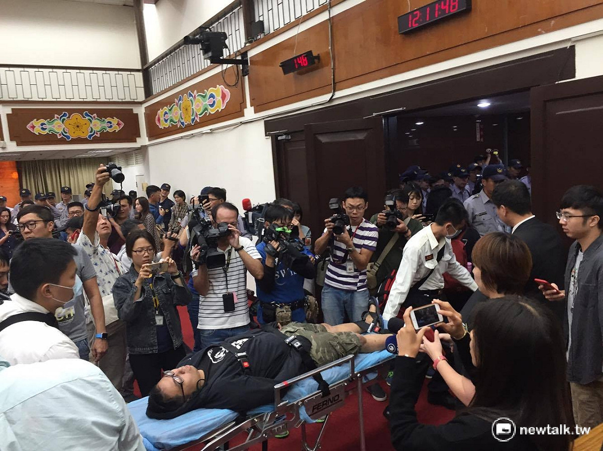 《勞基法》修法16日舉辦公聽會，不過由於勞團質疑公聽會的法律效益，現場引爆衝突，勞團代表許惟棟昏倒送醫。 圖：鄭佑漢/攝