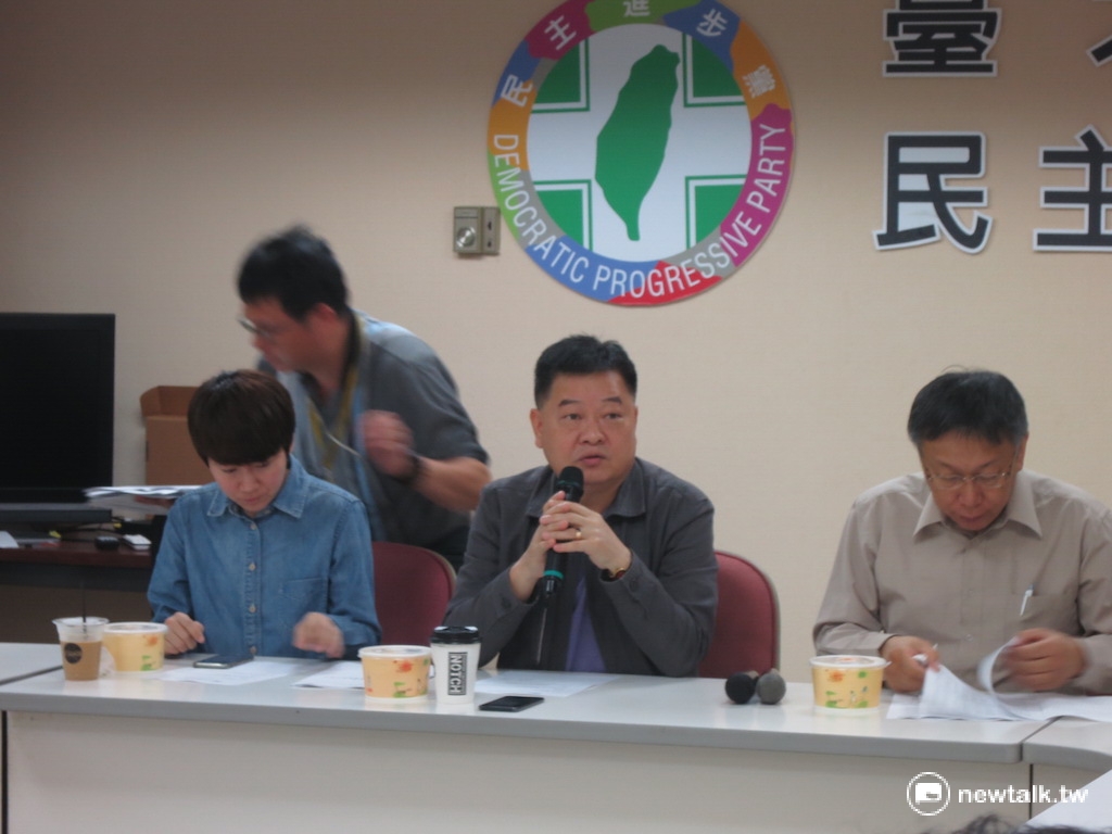 台北市長柯文哲16日赴台北市議會民進黨黨團大會報告市府總預算及重要法案付委說明。 圖：呂佳峻/攝