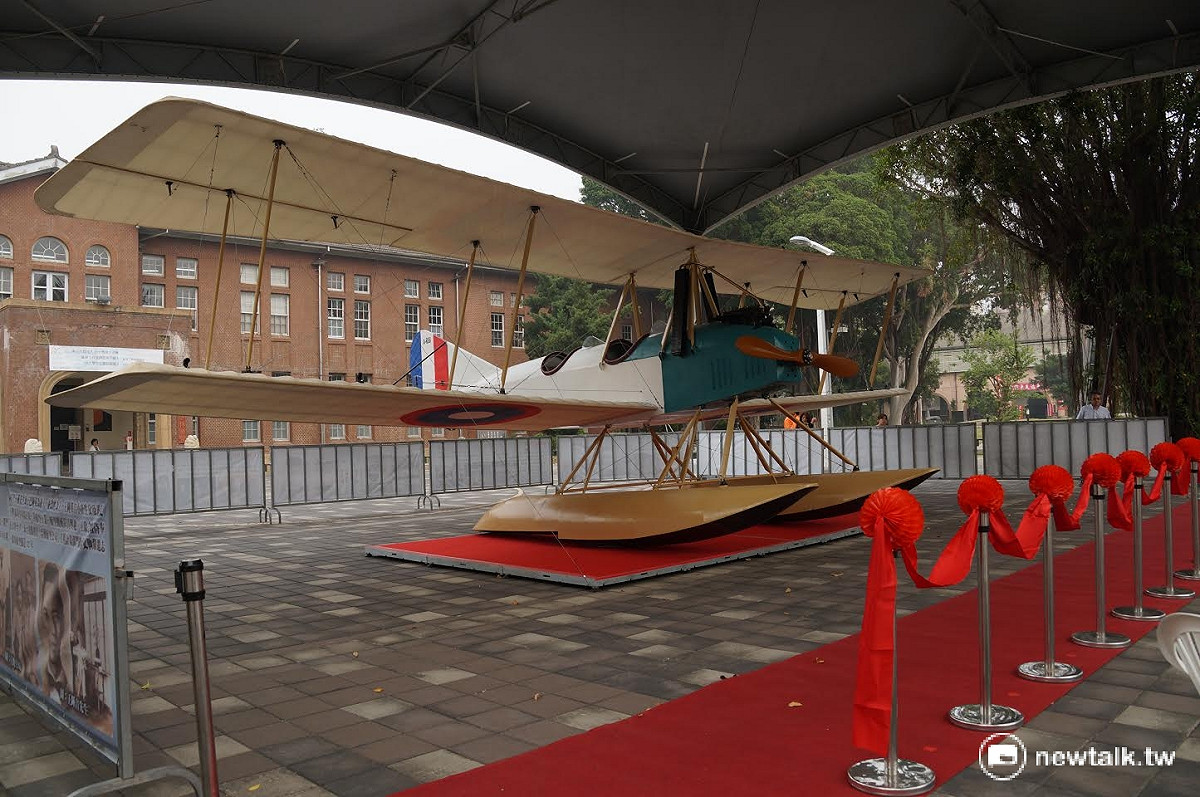 成大已故教授王助任職美國波音公司時設計出B&amp;W型飛機Model C，成功試飛至今滿100年。為了讓大家見識此傳奇飛機，成大航太系引進全球第一架Model C的1：1復原機，在成大博物館前廣場公開展示。 圖：黃博郎/攝