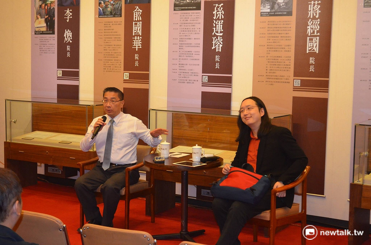 政委唐鳳（右）表示，政策用字上往往與民眾認知有落差，引發民怨，因此，未來打算將法規公告日期從現行的14天延長至60天。 圖：柯昱安/ 攝