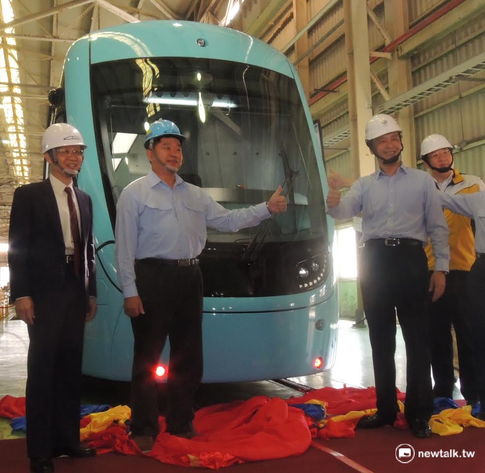 新北市長朱立倫與台灣車輛（股）公司董事長、前立委蔡煌瑯，16日一起為全國第一列「國車國造」的淡海輕軌列車－「行武者號」揭幕。 圖：陳冠廷/攝