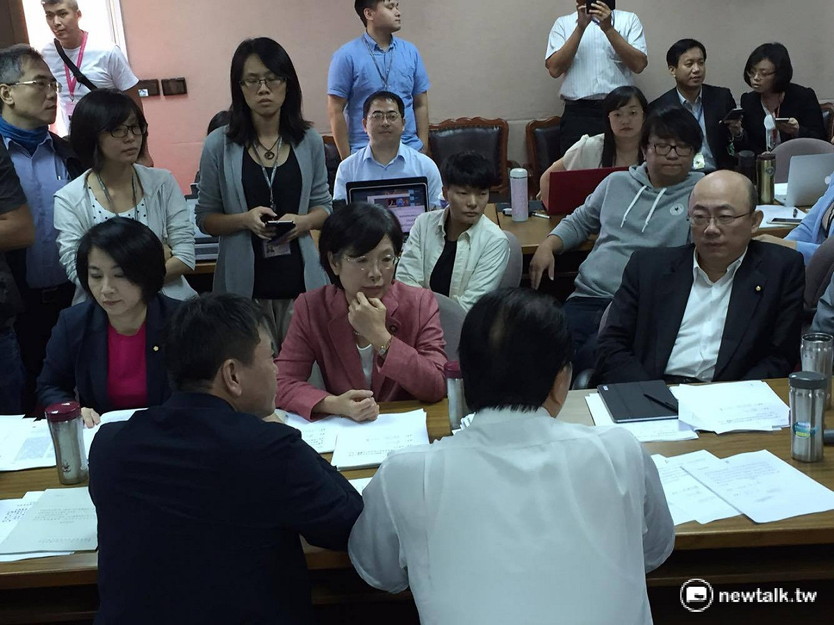 立法院司法及法制委員會17日審查《民法》部分條文修正草案，不過都還沒針對法條進行討論，藍委便提案要求召開30場公聽會。 圖：鄭佑漢/攝