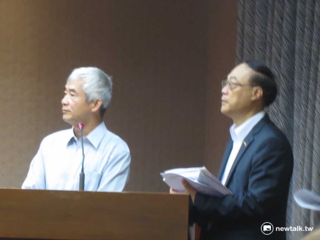 交通部長賀陳旦（左）與觀光局長周永暉（右）17日赴立法院備詢。 圖：呂佳峻/攝