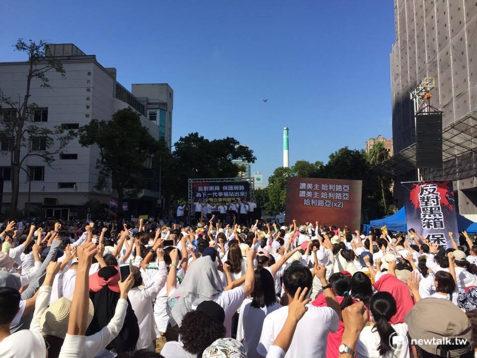 反對同性婚姻群眾身穿白衣，赴立法院抗議，要求婚姻家庭全民決定。 圖：新頭殼資料照片。