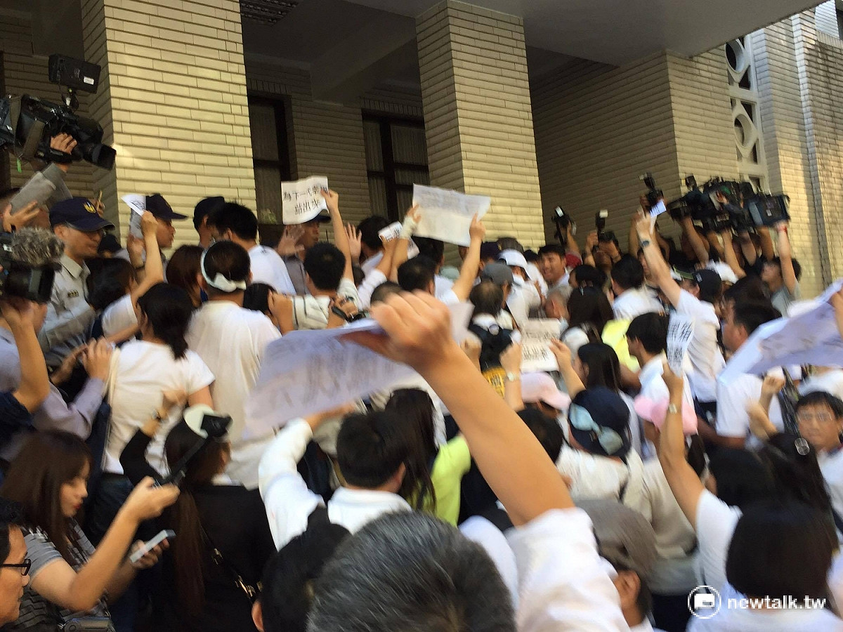 反對同性婚姻團體17日前往立法院抗議，並在下午2點40分左右，突破封鎖線衝進立法院區。 圖：鄭佑漢/攝