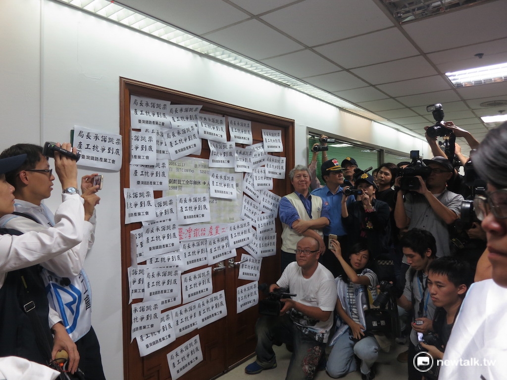 台鐵產業工會將印有「局長承諾跳票、產公抗議到底」的標語貼滿局長室大門，表達抗議。 圖：呂佳峻/攝