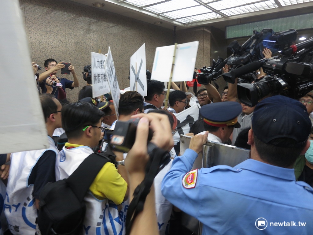 為抗議資方跳票，台鐵產業工會幹部率領成員衝上局長室，一度與門口保全爆發激烈衝撞。 圖：呂佳峻/攝