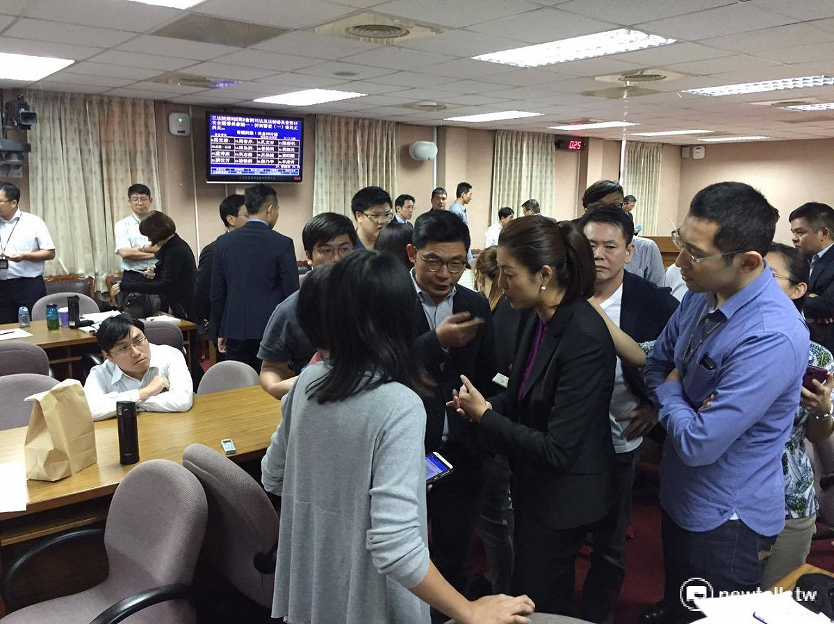 司法及法制委員會召委尤美女緊急宣布休息，並立即召開協商。 圖：鄭佑漢/攝
