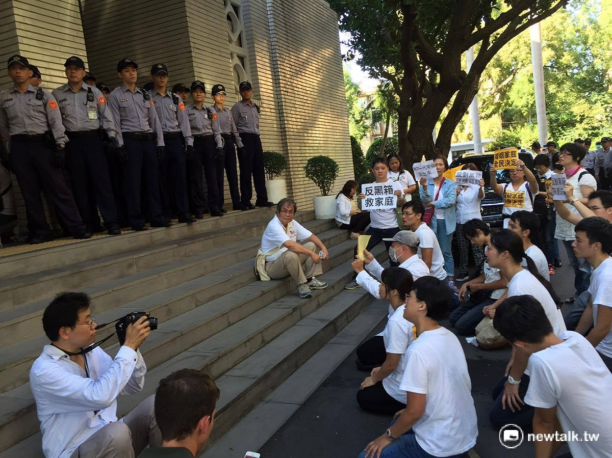 反對同志婚姻團體在立法院議場後門靜坐抗議。 圖：鄭佑漢/攝