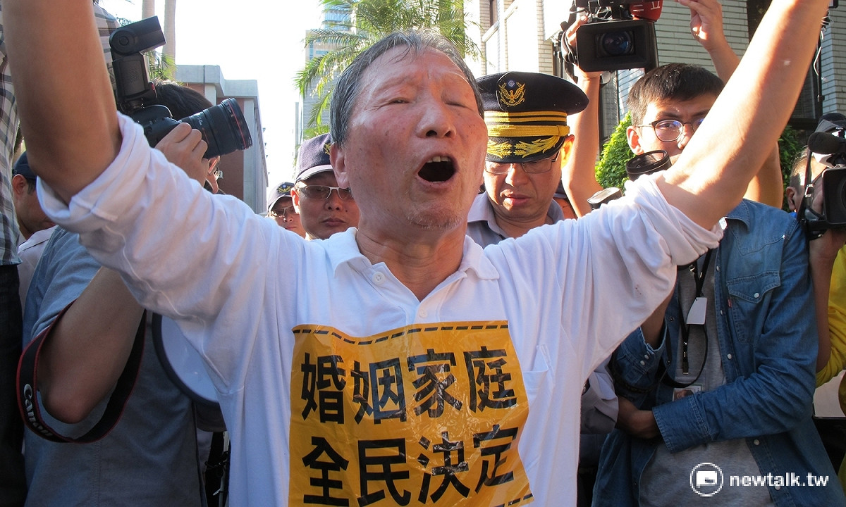 反對同志婚姻修法團體17 日下午衝到立法院院區內，要求「先公聽、再審查」。 圖：林朝億/攝