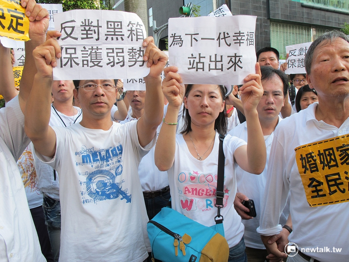 反對同志婚姻修法團體17 日下午衝到立法院院區內，要求「先公聽、再審查」。 圖：林朝億/攝