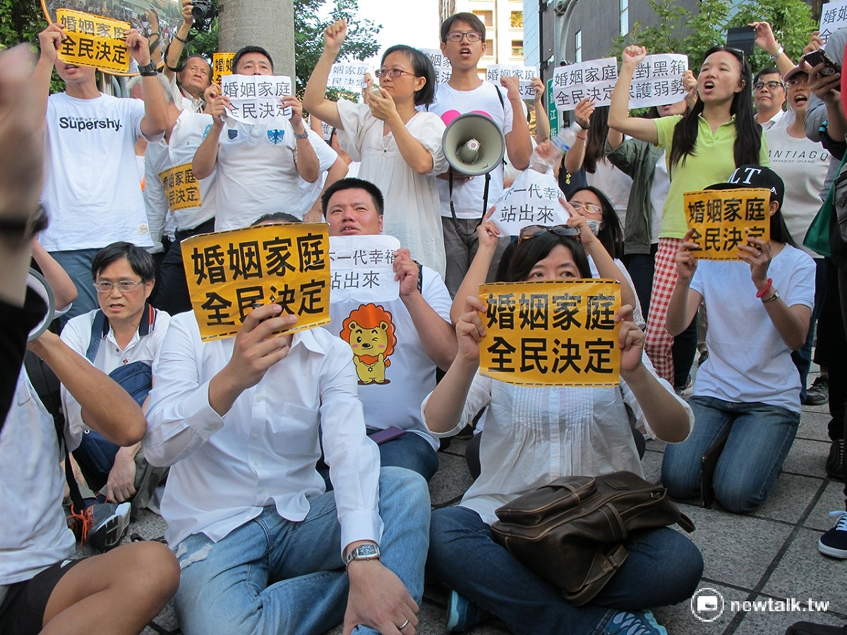 反對同志婚姻修法團體17 日下午衝到立法院院區內，要求「先公聽、再審查」。 圖：林朝億/攝