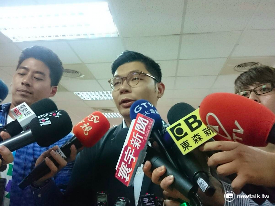 國民黨立委許毓仁強調，針對同性婚姻平權，提出修正《民法》的立場，不會改變。 圖：鄭佑漢/攝