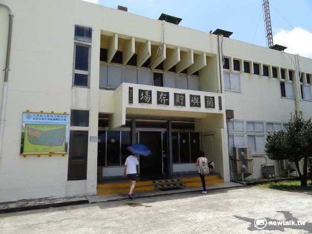 根據媒體報導，台電選定4座無人島作為蘭嶼及核一、二、三廠低階核廢料及核燃料的最終貯存場址。圖為位於蘭嶼的低階核廢料貯存場。 圖：新頭殼資料照片。
