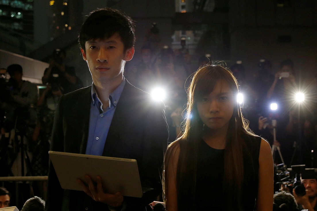 香港青年新政梁頌恆（左）與游蕙禎（右），17日就法庭決定取消兩人議員資格提出上訴。 圖：達志影像/路透社資料照片