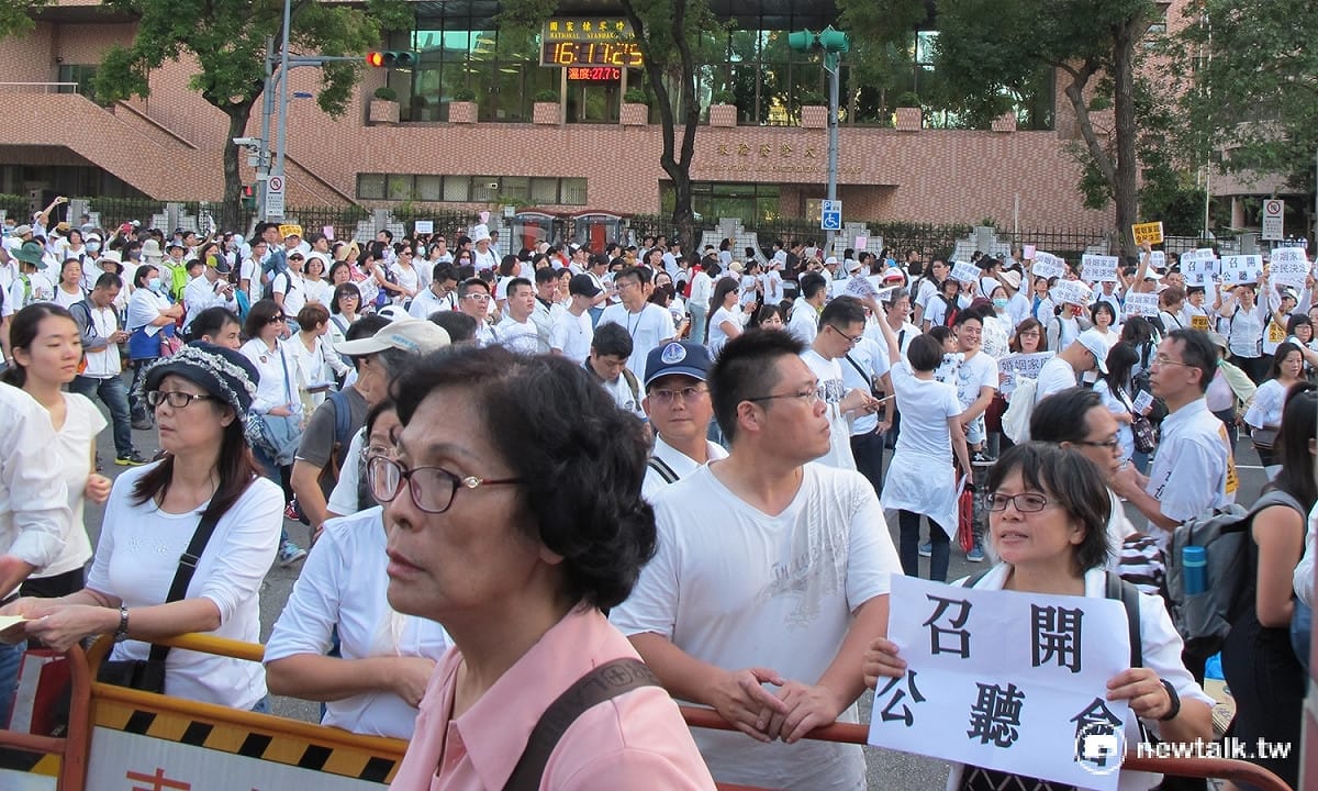 上萬名抗議婚姻平權群眾17日守在立法院濟南路旁，揚言要衝進立法院。 圖：林朝億/攝