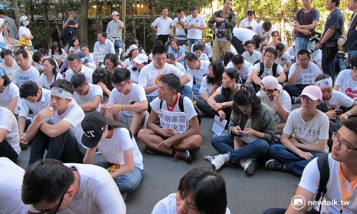 近百名衝進立法院的民眾17日在議場後方靜坐。 圖：林朝億/攝