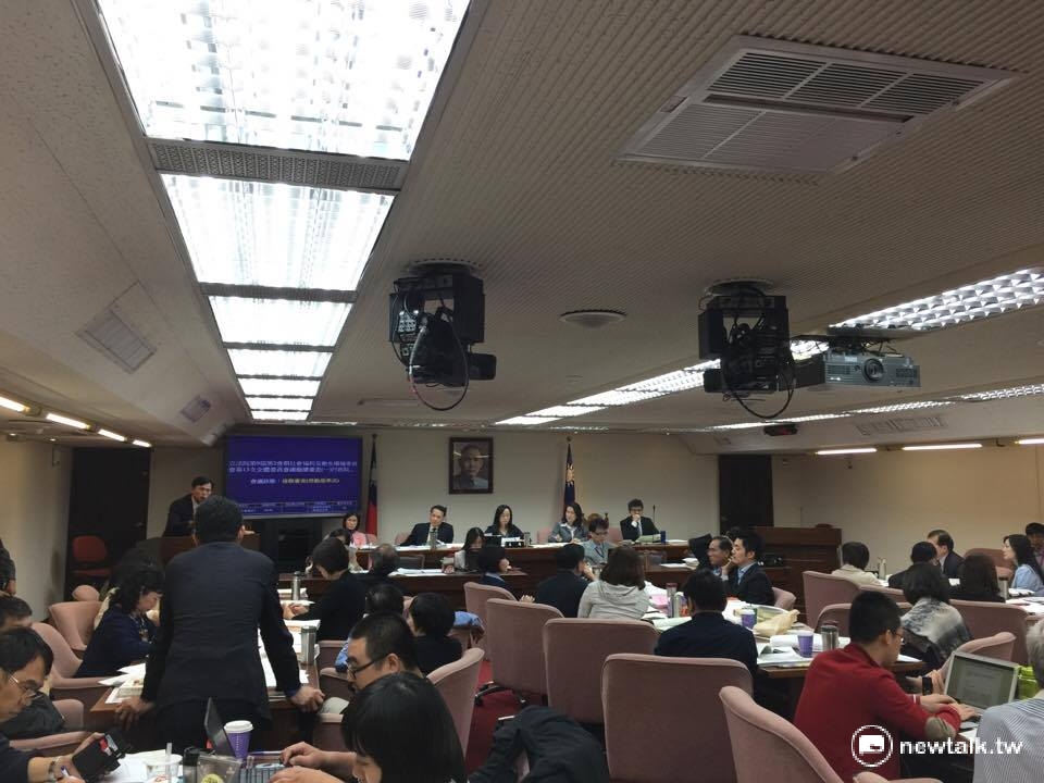立法院衛環委員會17日進行《勞基法》審查，攸關「一例一休」與「二例」，以及「砍7天假」的爭議法條，均出委員會，送交朝野協商。 圖：柯昱安/攝