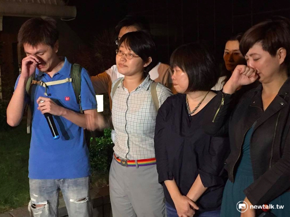 支持同志婚姻平權的性別團體17日晚召開記者會批評，反同婚民眾煽動情緒、散播歧視、偏見，並譴責國民黨惡意杯葛法案。 圖：鄭佑漢/攝