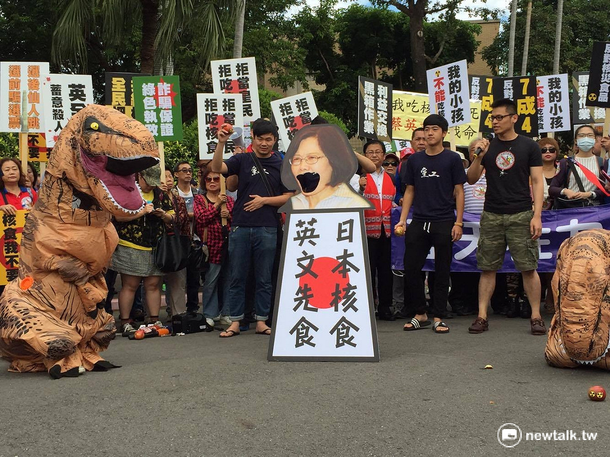 活動現場有國民黨黨工上演行動劇，抗議蔡英文政府計畫開放日本核災食品。 圖：鄭佑漢/攝