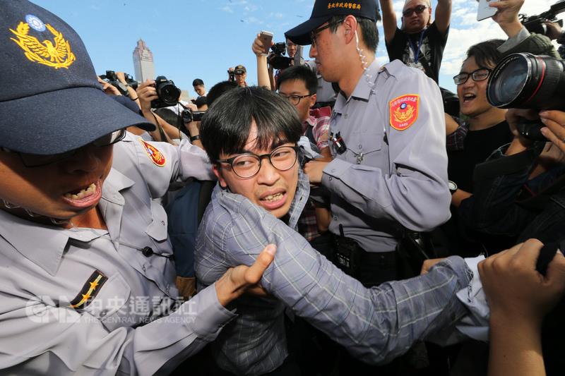 不滿政府砍7天假，學生與勞工團體18日前往總統府抗議，過程一度和警方爆發衝突。  圖：中央社