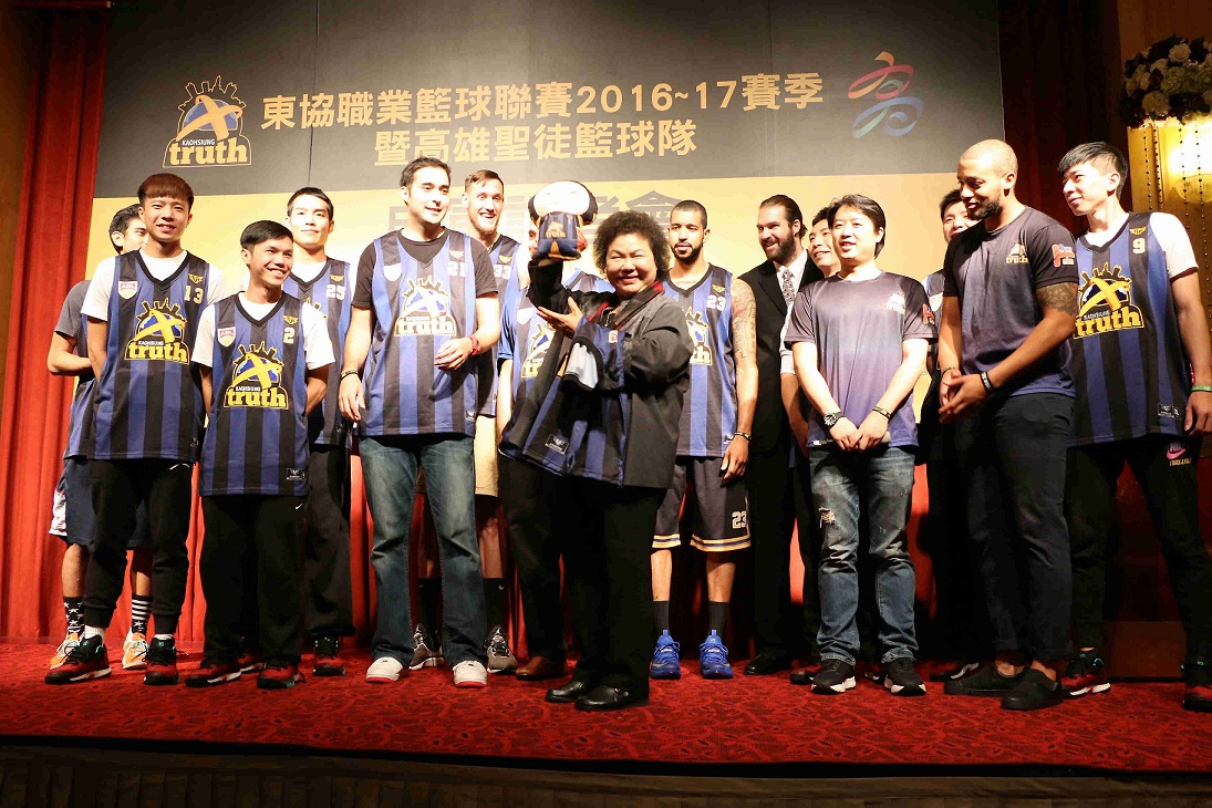 高雄聖徒職業籃球隊加入東南亞國協籃球聯賽（ABL），以運動響應新南向政策，寫下國內球隊南進歷史新頁。 圖：高雄市政府提供