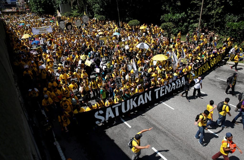 19日響應民主團體「乾淨與公平選舉聯盟」(Bersih，淨選盟)的呼籲，逾5萬名馬來西亞民眾身穿黃衣上街示威，要求貪腐醜聞纏身的總理納吉布下台。 圖：達志影像/路透社