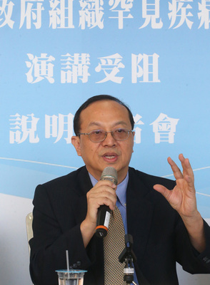 罕病基金會20日舉辦記者會，除嚴正抗議中國阻擾演講外，並出示包括美國、歐盟罕病組織的各國聲援信件。 圖：中央社