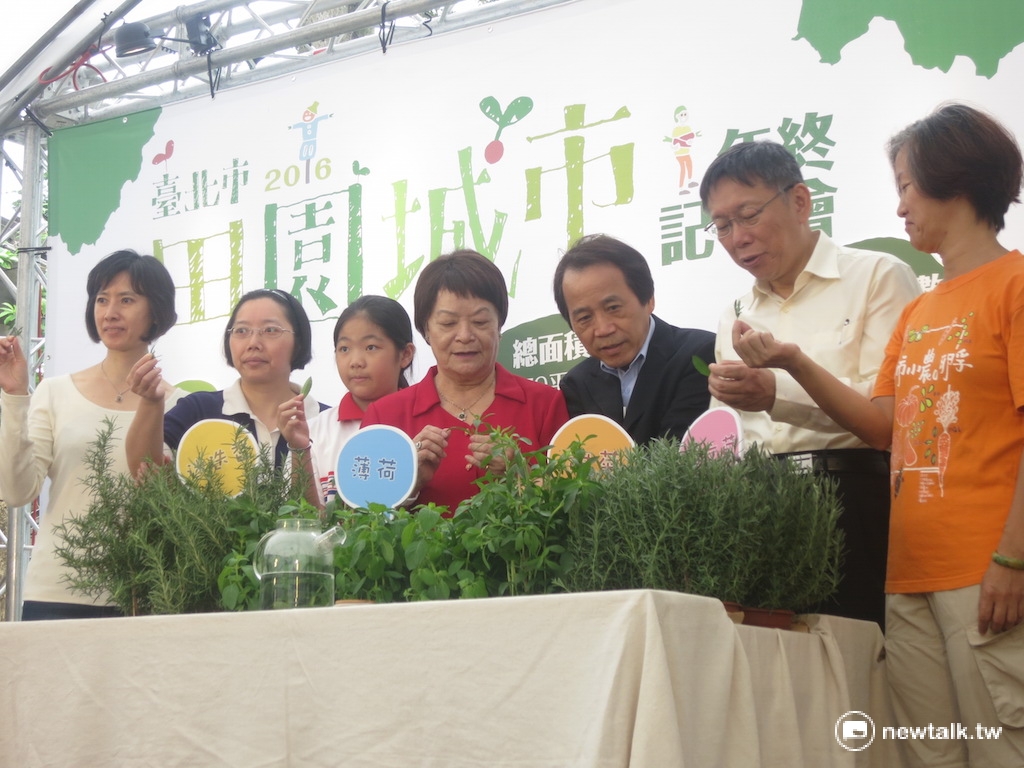 市長柯文哲表示，田園城市計畫不僅增進人與人的交流外，對於學生教育，乃至於環境都有正面助益。他指出，明年還將推動「綠屋頂」計畫，促進另一項新產業。 圖：呂佳峻/攝