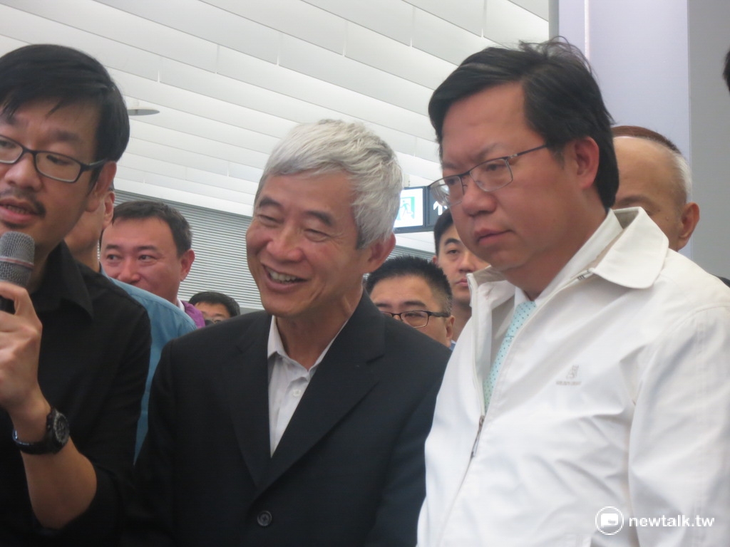 交通部長賀陳旦（中）協同桃園市長鄭文燦（右）等人，21日下午共同視察機場捷運A1站（台北車站）。 圖：呂佳峻/攝